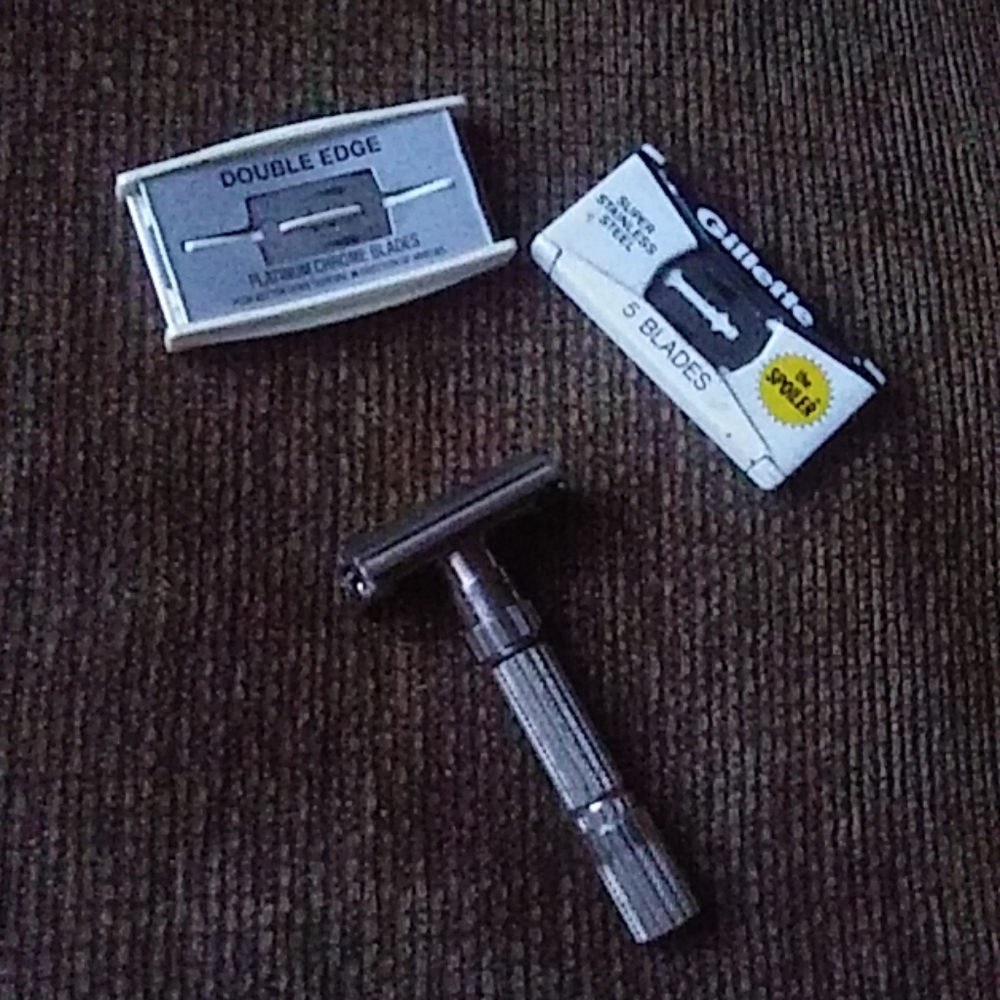 1960s Gillette razer with extra blades